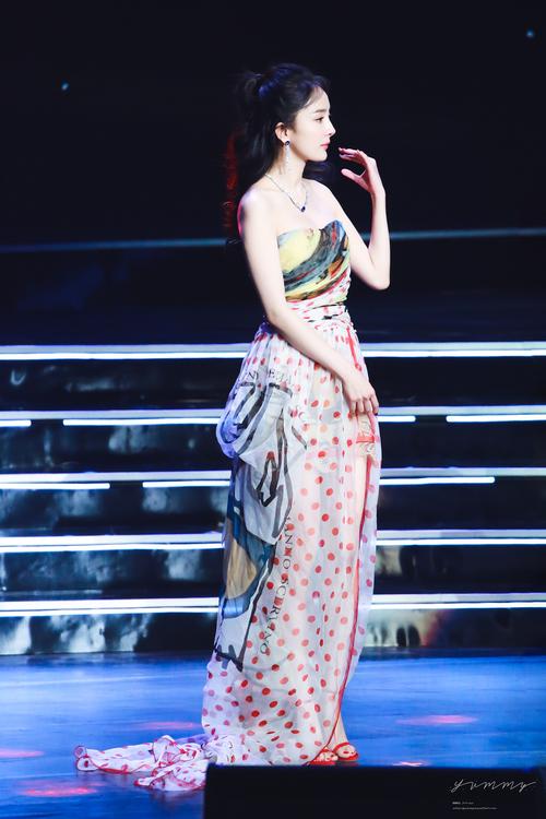 杨幂红毯造型解析：女星穿搭如何用事业线打造吸睛秘籍？时尚秘诀与舆论平衡之道