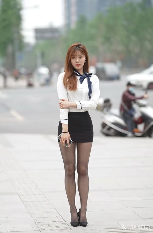 3种丝袜搭配超短裙不踩雷技巧 时尚博主实测5套显瘦显高穿搭方案