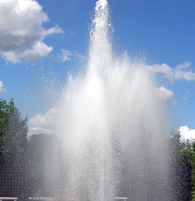 在线好看的喷泉视频哪里找？高清无水印免费下载全攻略