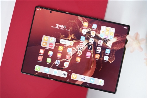 据悉，华为正积极研发一款可折叠的平板设备，预计以大屏幕与便携性相结合为核心卖点。  
