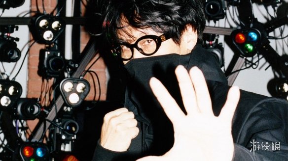 小岛秀夫公开透露:曾接受专业军事训练,并掌握多种战斗技巧和杀人手法。 小岛秀夫公开透露:曾接受专业军事训练,并掌握多种战斗技巧和杀人手法。