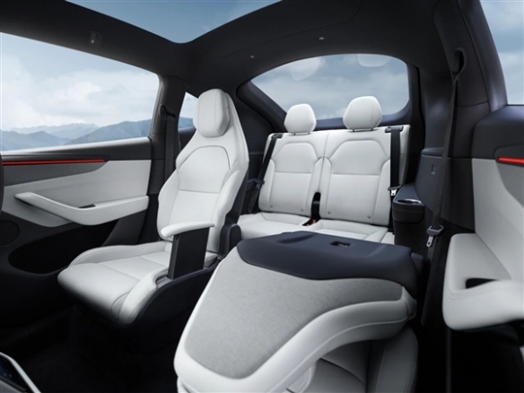 全新浅灰色高端内饰正式推出，适用于特斯拉Model Y L版本，售价为8000元。  
