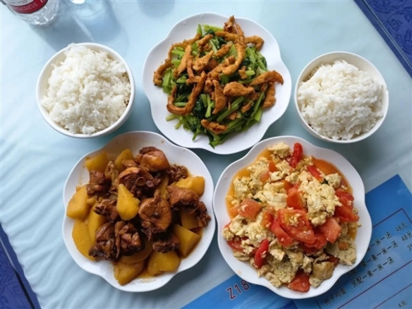 近年来，绿皮火车上的菜肴因现场炒制频登热搜榜单！厨师们在摇晃的列车上熟练掌勺，展现绝技。  
