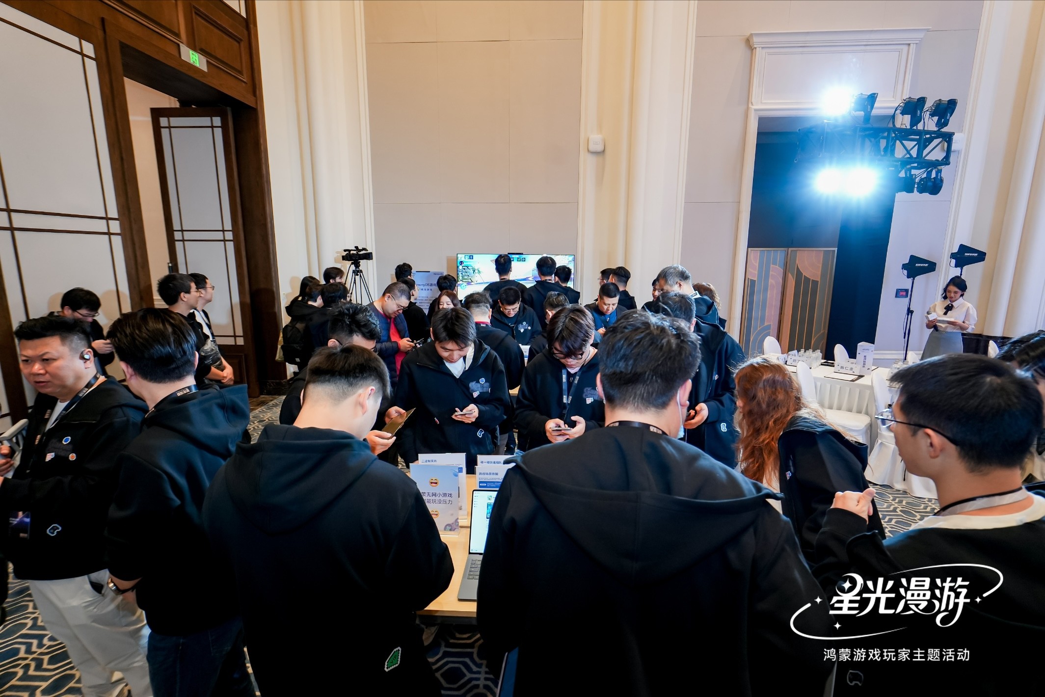 十二载携手相伴，华为游戏中心通过线下主题活动表达对鸿蒙玩家共创精神的深情谢意