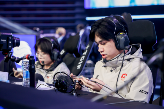 上海电竞大师赛在首日正式拉开大幕，巅峰之战“首次亮相”点燃静安热潮