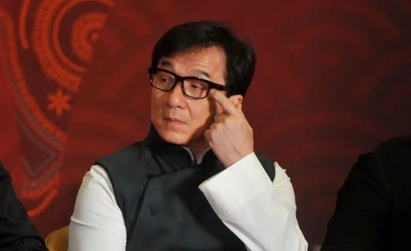 71岁的成龙对“龙叔年长了”这一说法发表回应：能够逐渐变老，成为我的一份幸运！  
  
