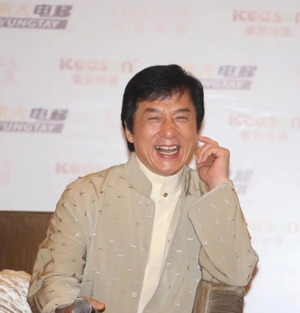 71岁的成龙对“龙叔年长了”这一说法发表回应：能够逐渐变老，成为我的一份幸运！  
  
