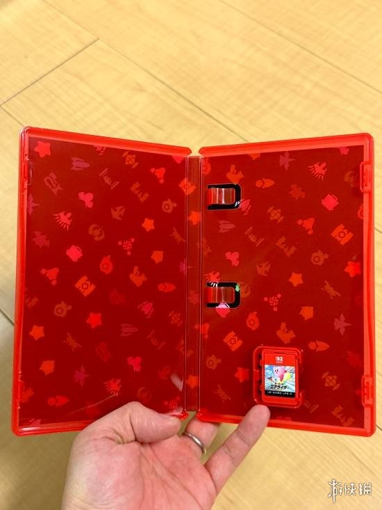 翻阅游戏说明书时那份激动难以言喻!许多老玩家怀念昔日纸质说明书带来的温馨回忆 翻阅游戏说明书时那份激动难以言喻!许多老玩家怀念昔日纸质说明书带来的温馨回忆