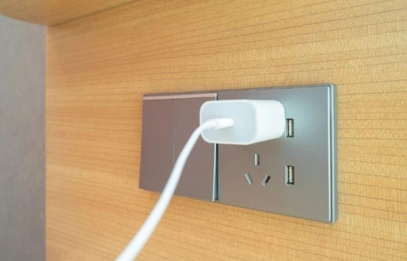 长时间将手机充电器插在插座上存在巨大隐患!极易引发短路甚至爆炸事故
长时间将手机充电器插在插座上存在巨大隐患!极易引发短路甚至爆炸事故