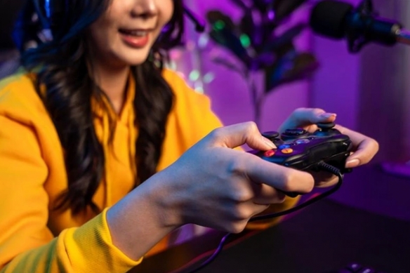 研究发现，每周游戏时间超过10小时会对健康产生明显的不良影响，尤其会导致睡眠质量的下降！  
