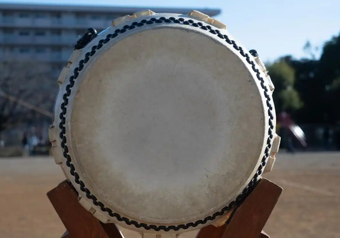 京东大鼓的表演方式一般采用单人表演的形式

