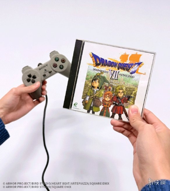 为了迎接明天的到来，提前点燃期待！索尼官方推特分享了《勇者斗恶龙7》的经典旧版与全新重制版的对比照片