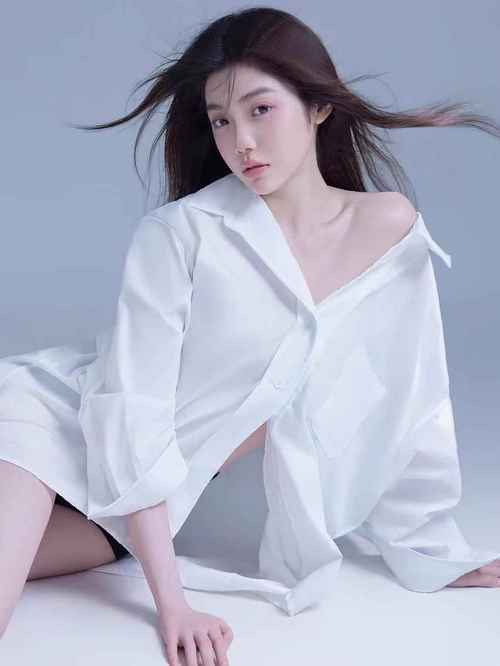 美女真空白衬衫视频