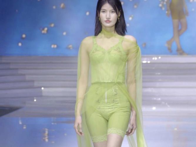 大尺码透明内衣秀走秀视频丨