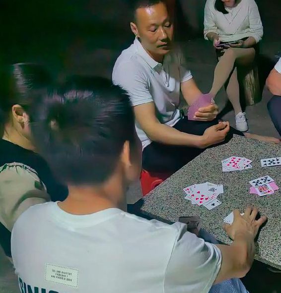 半夜打扑克叫疼的视频