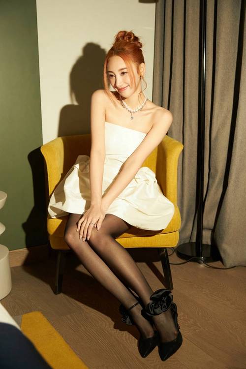 办公室秘书美腿色诱在线观看