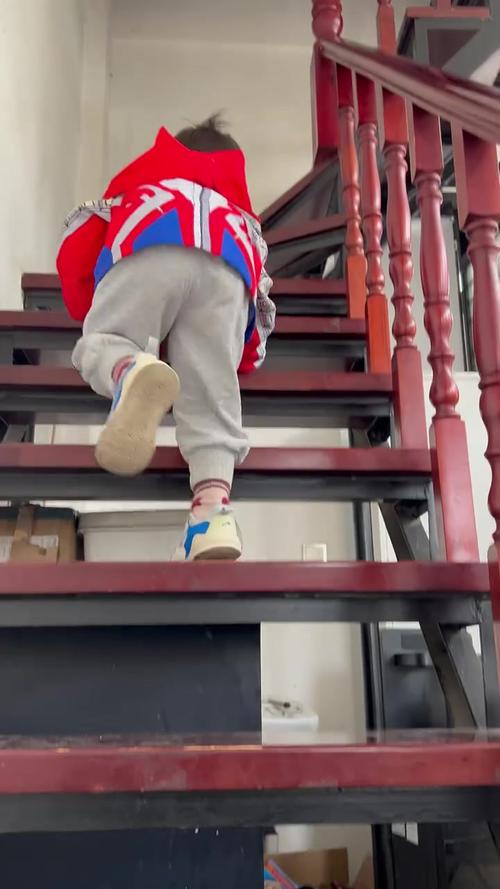 宝宝我们在楼梯做吧嗯啊视频