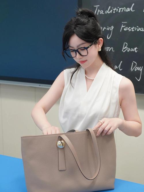 年轻的老师1中字版